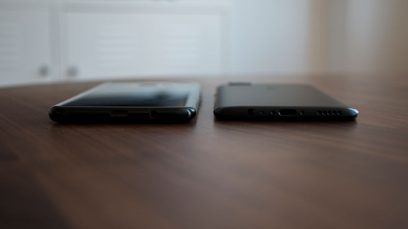 OnePlus 5 a la derecha. Galaxy S8+ a la izquierda.